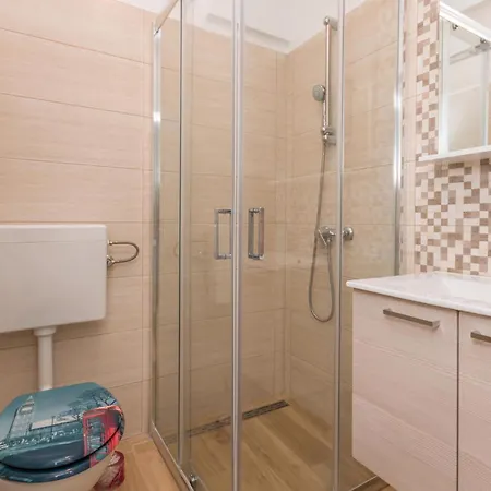 Appartement Stunning In With Wifi Turanj